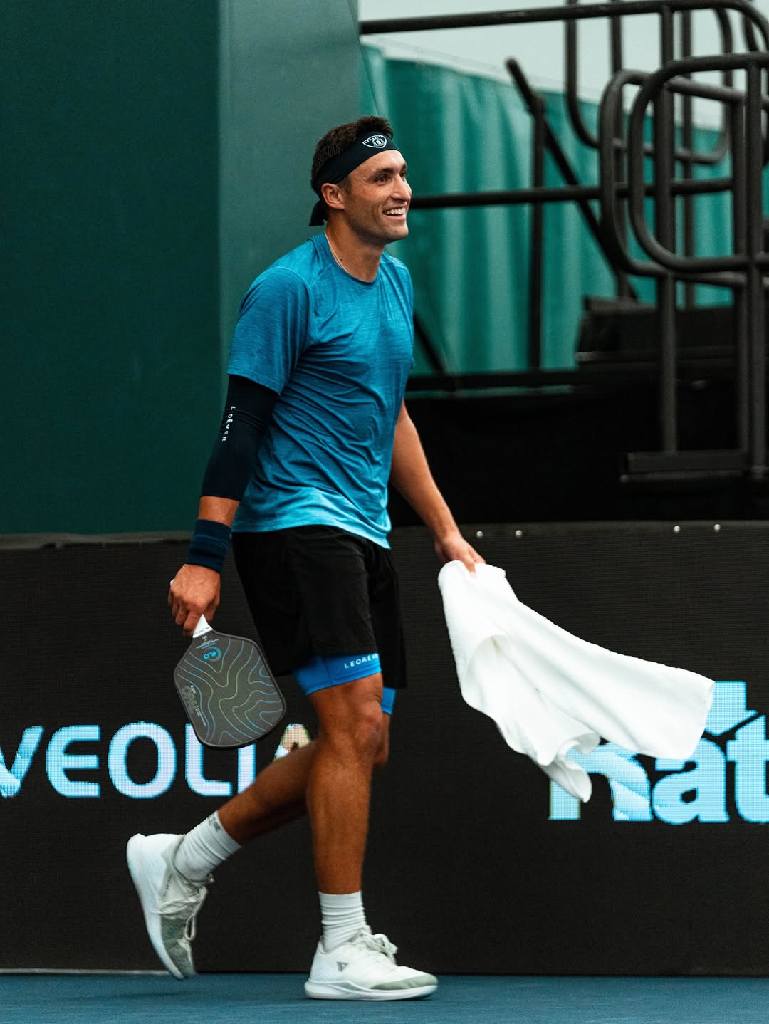 Photo shared by Jocelyn Devilliers 🇫🇷 on January 24, 2026 tagging @leorever.official, @sixzeropickleball, and @pickleballshoe. May be an image of tennis, racket and text that says '5 LEGAES VEOLI mat'.